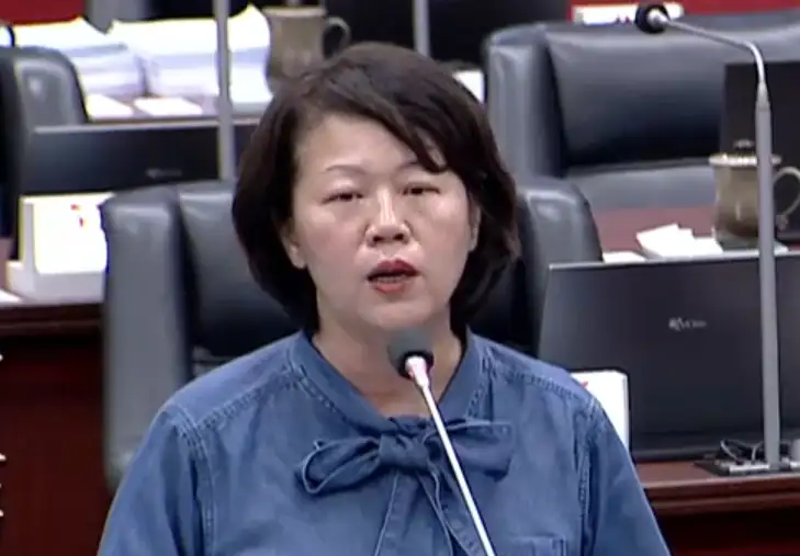 高雄市議員黃秋媖追蹤台61線南延、梓官中正路打通至右昌及捷運北高雄路網等重大建設，要求市府加速推動。（記者吳文生攝）