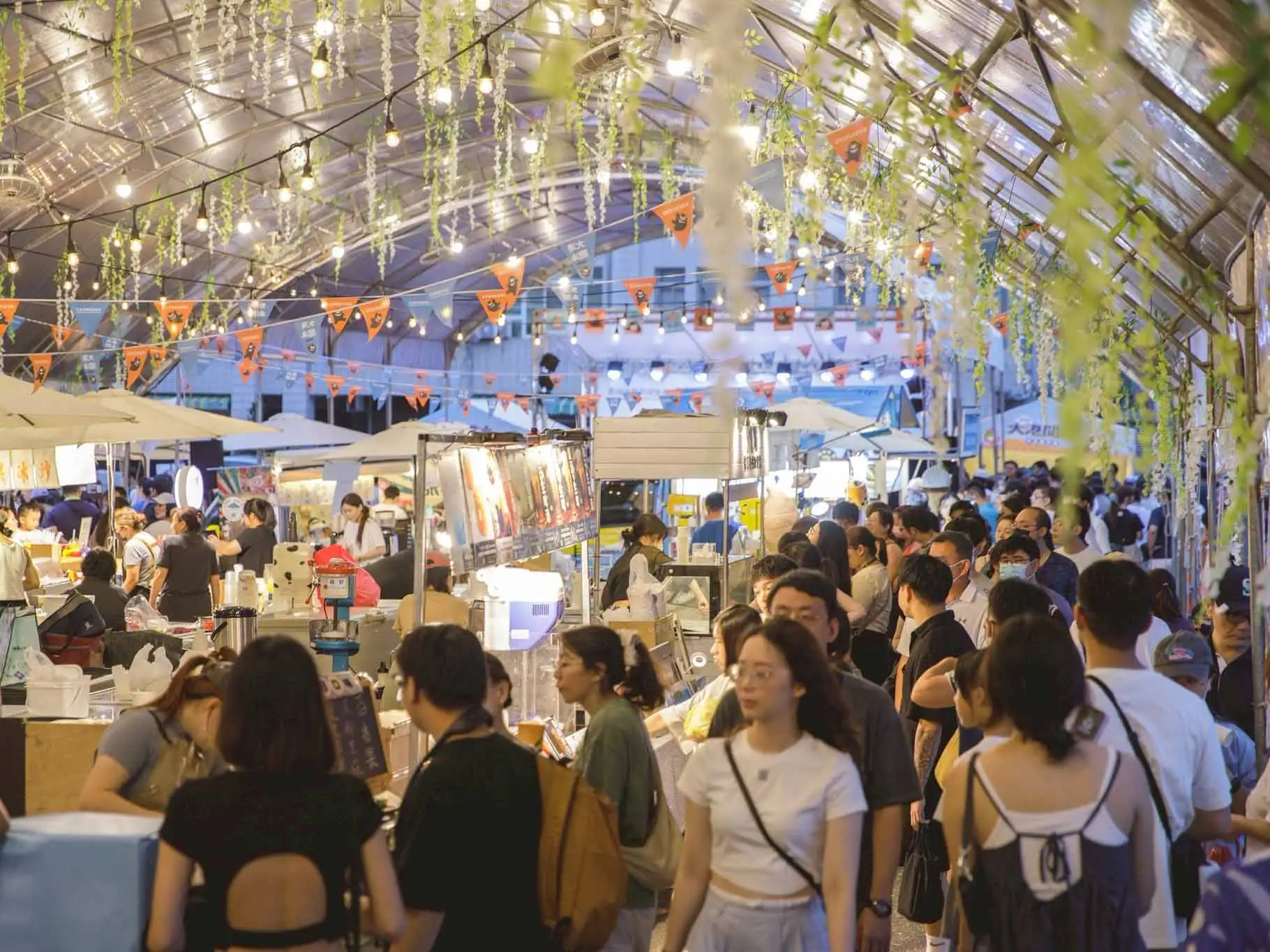 高雄市政府觀光局舉辦「2026大港閱冰」冰品嘉年華，7月將於哈瑪星登場，活動結合特色冰品市集、走讀體驗與商圈資源，打造港都夏日最具代表性的消暑盛典。（圖/高雄市政府觀光局提供）