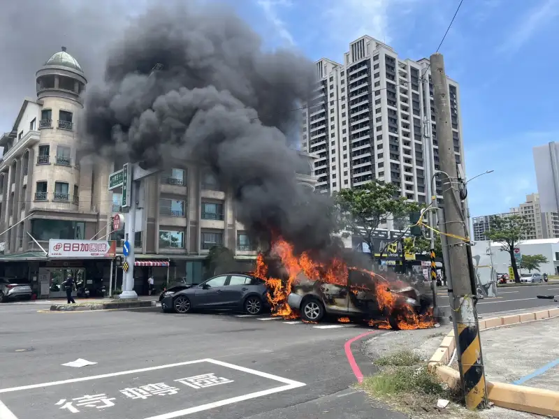 高雄楠梓兩車碰撞釀火燒車　車輛起火幸無人傷亡