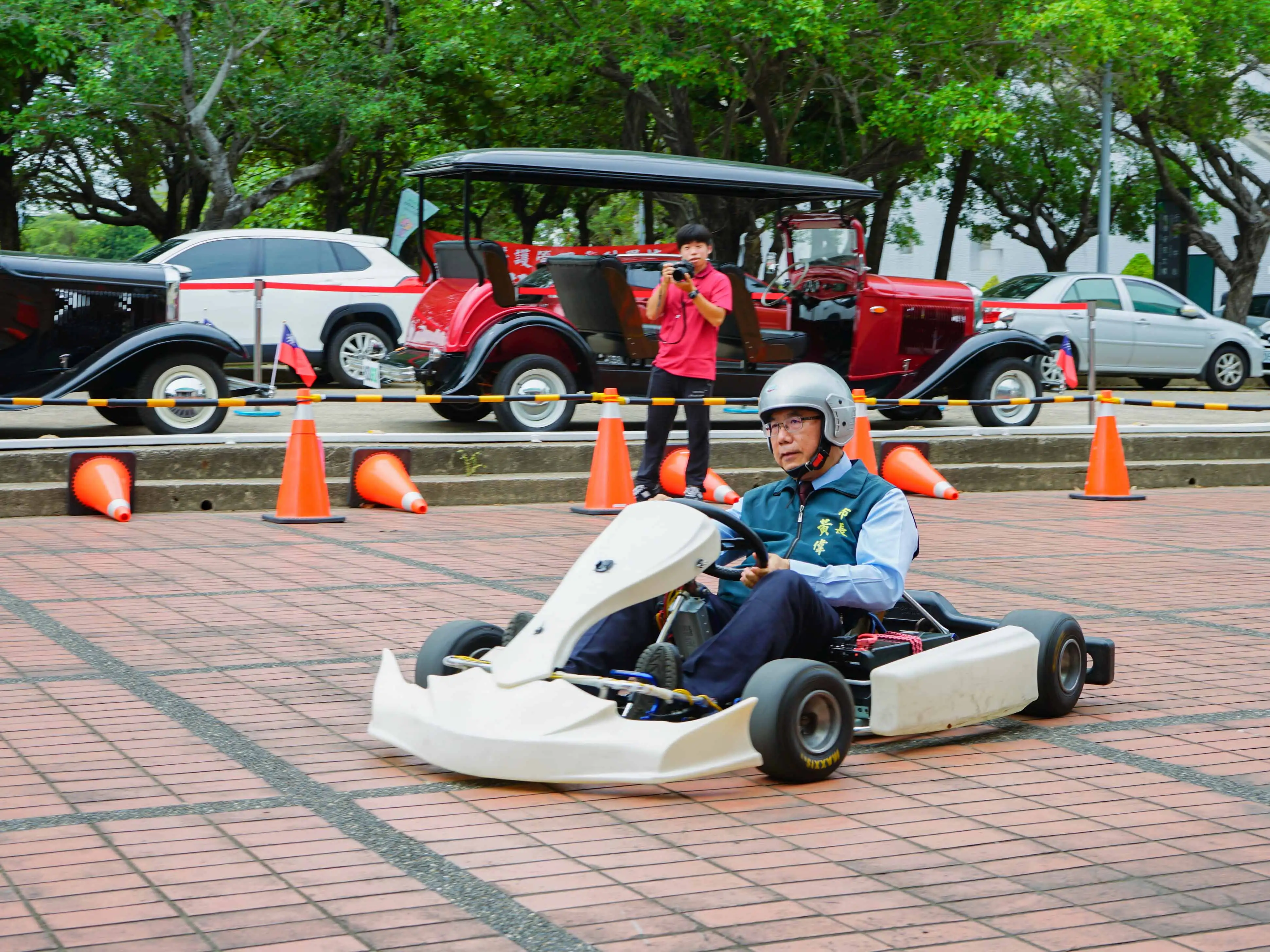 黃偉哲市長在崑山科大「GO Car電動車實境體驗」項目中親自參與。(圖/崑山科技大學提供)