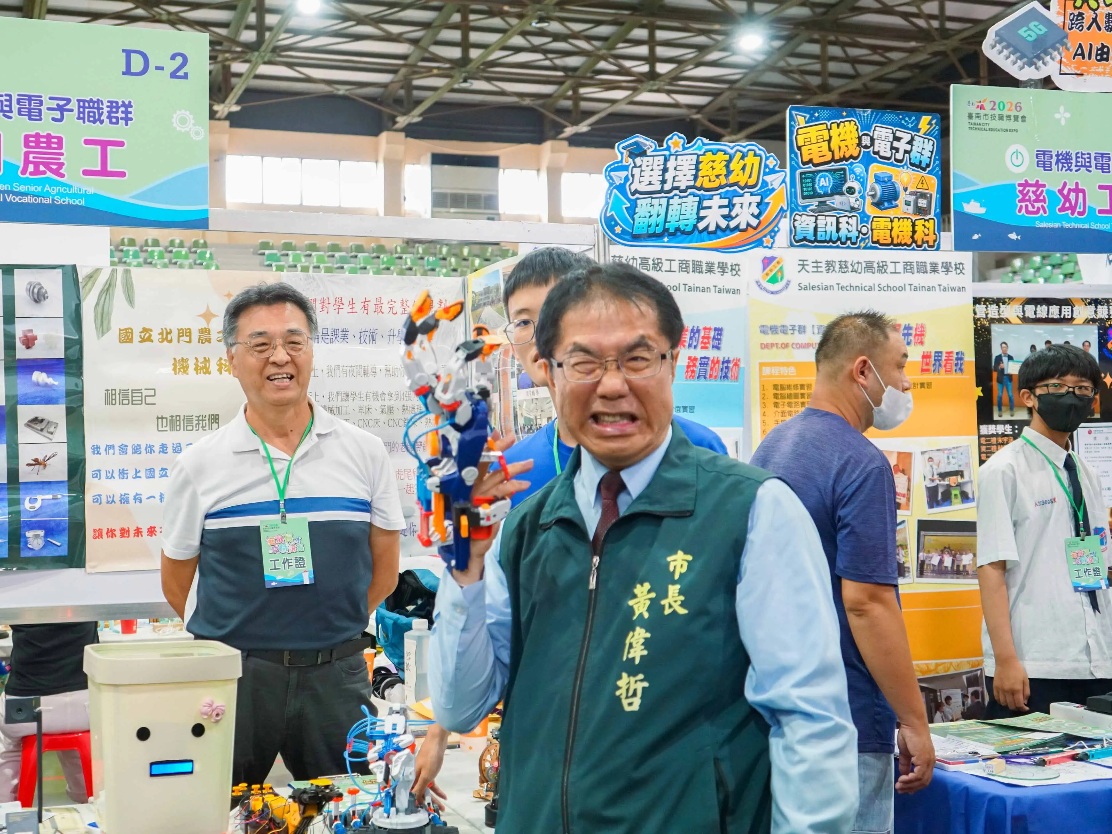 黃偉哲市長體驗高中職所展示的技職作品，露出俏皮的一面。(圖/崑山科技大學提供)