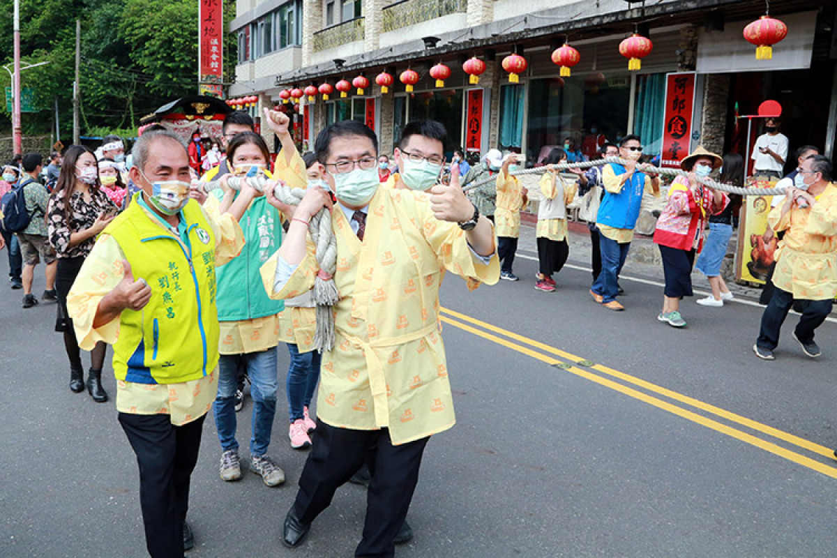 市長與在地業者齊心協力拉山車