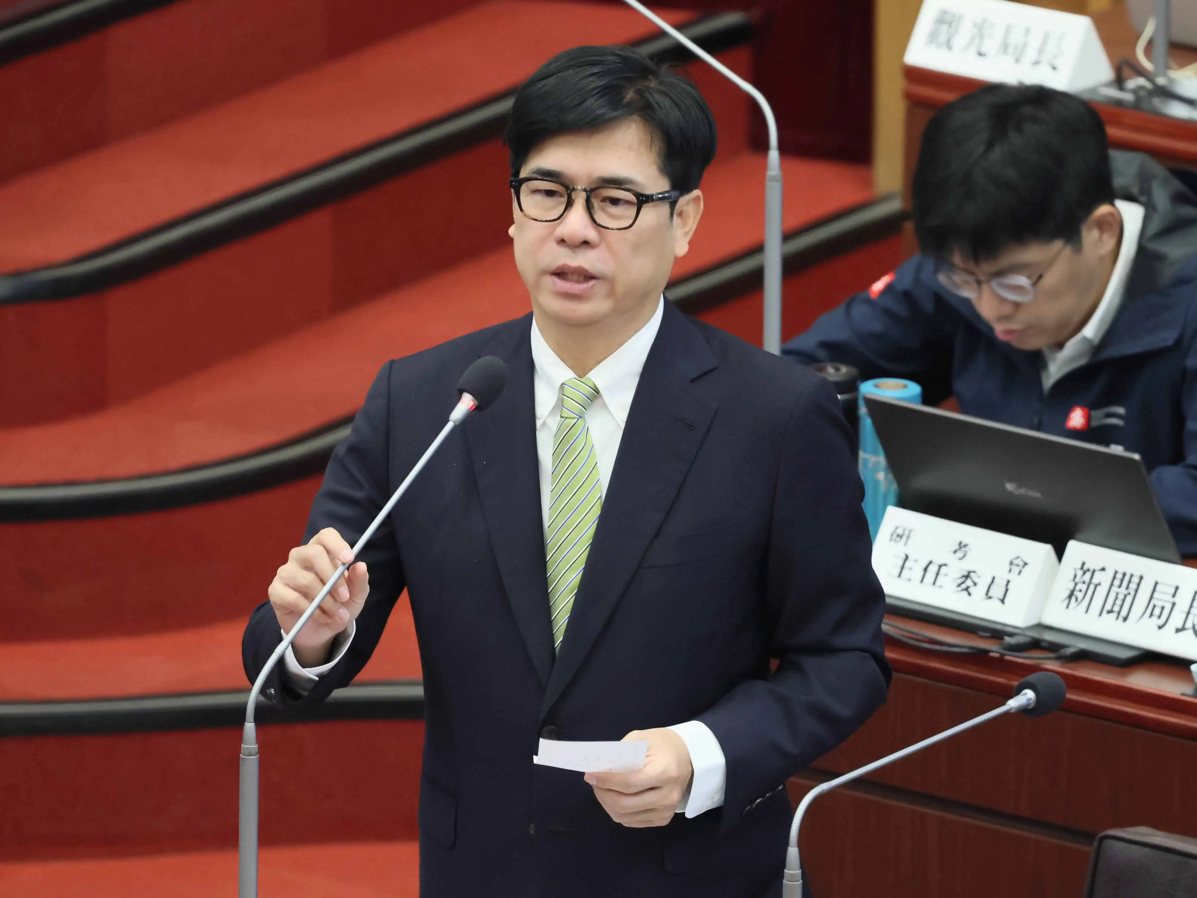 高雄市長陳其邁於議會答詢表示，市府將強化兒虐評估作業機制，未來若社工訪視無法見到孩童，下次訪視將由警方陪同進行。（圖/高雄市府提供）