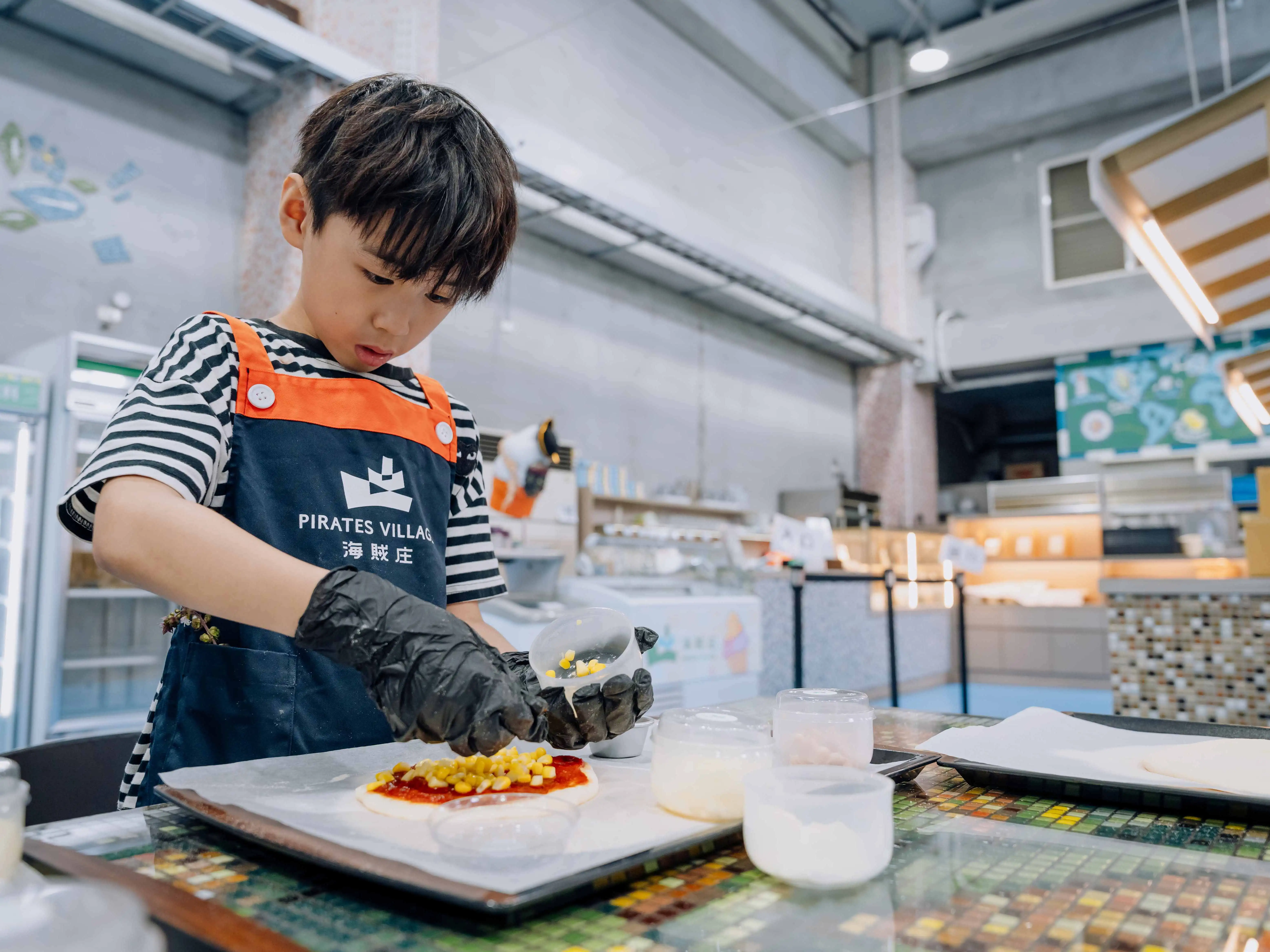 嘉義縣新港鄉夏日向日葵花海進入最佳觀賞期，結合農村景觀、工藝DIY、美食及懷舊體驗，打造適合親子共遊的慢旅行行程。(圖/嘉義縣文化觀光局提供)