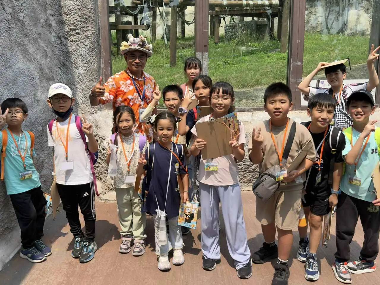 營隊老師帶領小朋友探訪園區動物。（圖/高雄市觀光局提供）