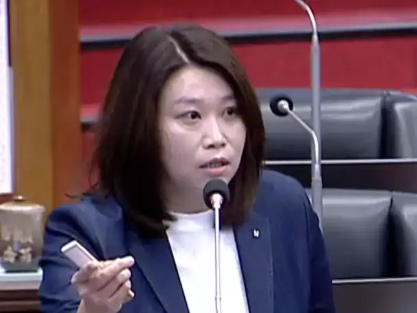 高雄市議員黃香菽22日總質詢，關切TOD開發、高鐵進高雄車站及三民區重大建設進度，要求市府兼顧公益用途與交通整體規劃。（圖/記者吳文生攝）