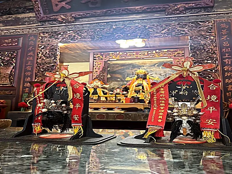 （神氣活現的電氣神將24日晚走上街頭獻藝）