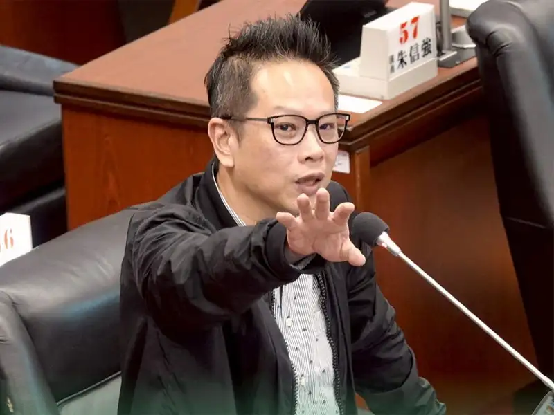 高雄市議員何權峰22日總質詢建議參考韓國仁川經驗，透過社宅政策擴大婚育家庭認定及租金補貼，協助改善少子化問題。（記者吳文生攝）