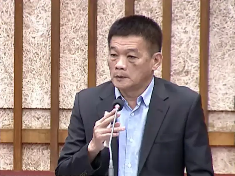 高雄市議員陳善慧22日總質詢呼籲市府加速推動北高雄重大建設，強調「留下建設、別留下等待」。（記者吳文生攝）