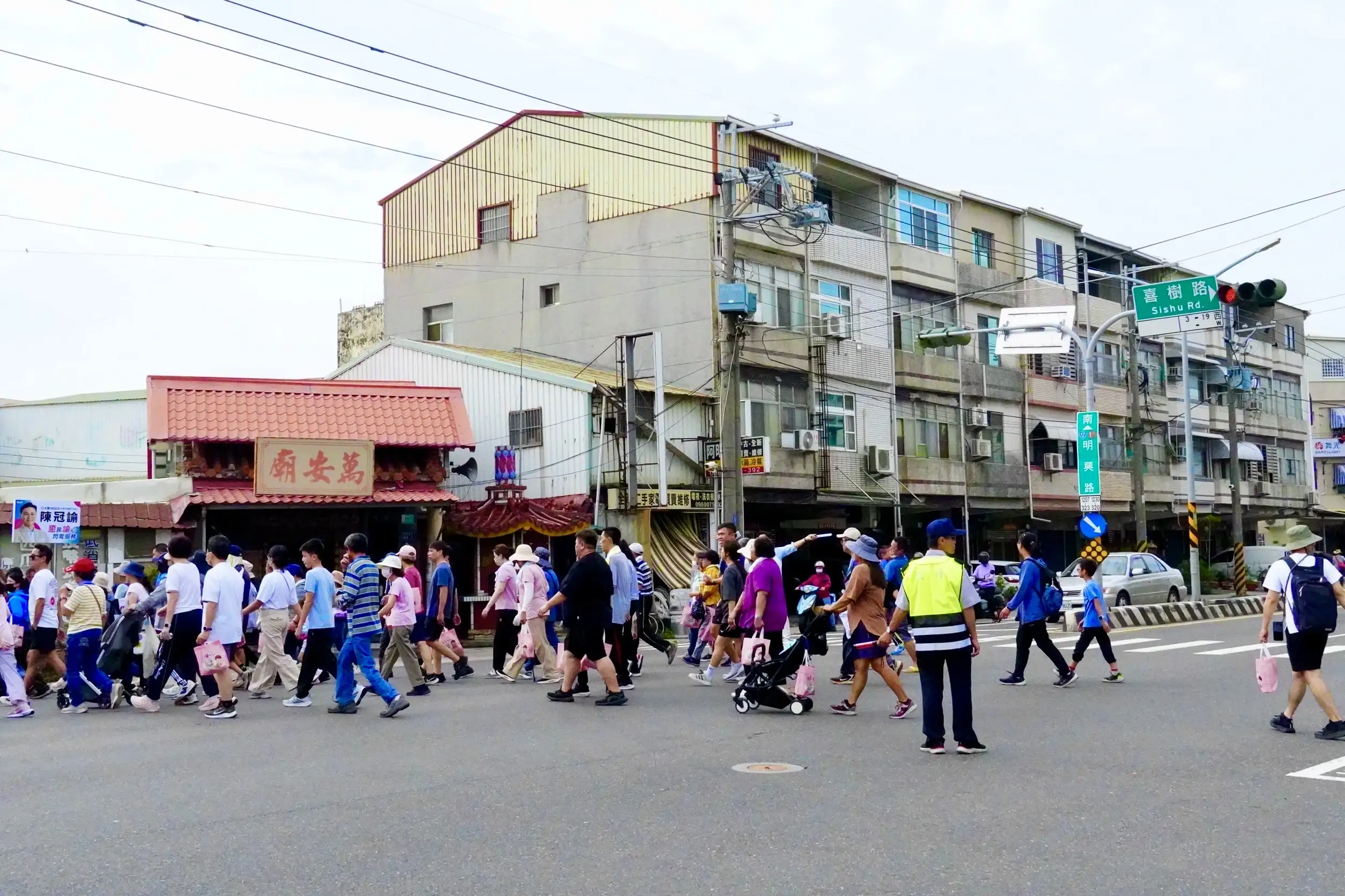 喜樹萬皇宮健走活動自廟埕出發全程約5.3公里，信眾穿梭聚落巷弄感受庄頭人情與在地風景。(記者劉美祺攝)