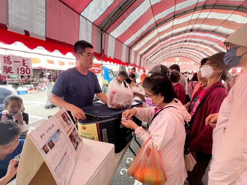 龍崎土雞肉質Q彈鮮甜，現場消費者踴躍購買。(圖/臺南市政府農業局提供)