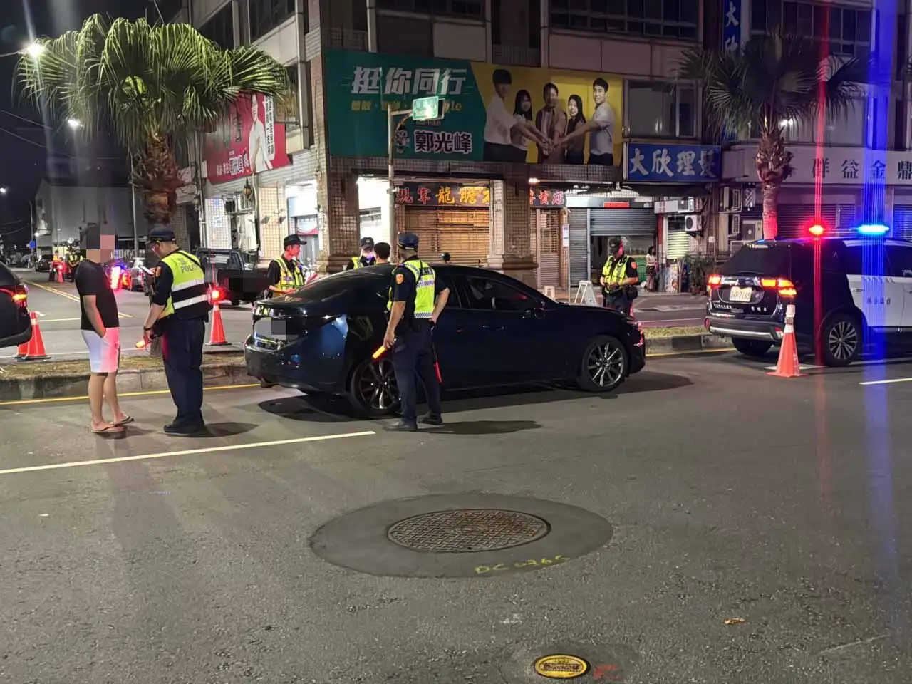 高雄前鎮警分局執行深夜高密度路檢專案，全面取締毒駕、酒駕與重大違規，共查獲2件通緝案件與多項交通違規，展現強勢執法成果。(圖/高雄市警察局前鎮分局提供)