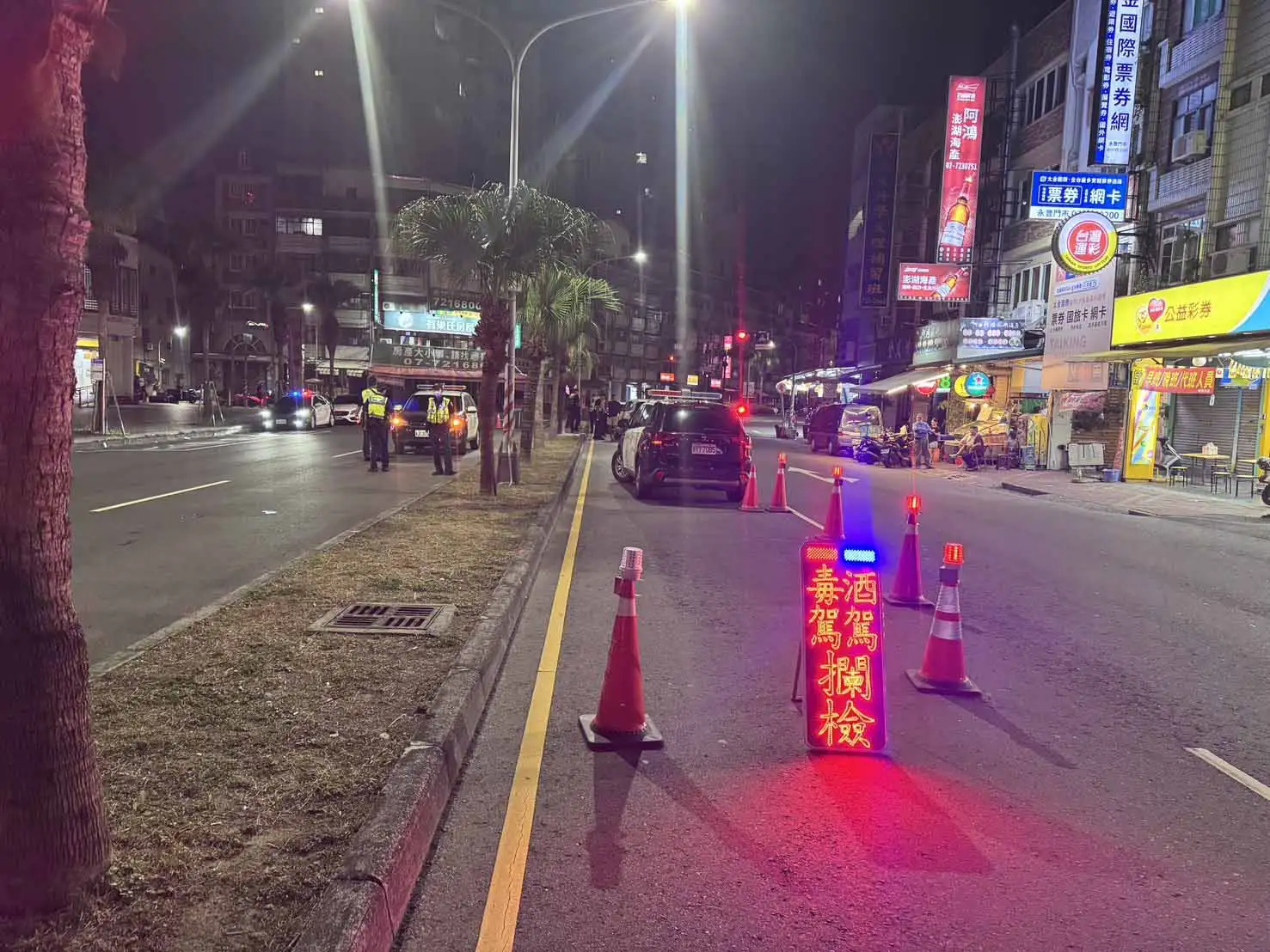 高雄前鎮警分局執行深夜高密度路檢專案，全面取締毒駕、酒駕與重大違規，共查獲2件通緝案件與多項交通違規，展現強勢執法成果。(圖/高雄市警察局前鎮分局提供)