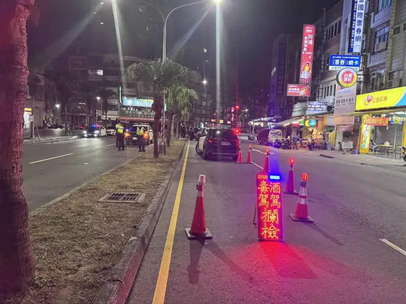 前鎮警深夜高壓路檢掃蕩毒酒駕　查獲2名通緝犯展現鐵腕執法