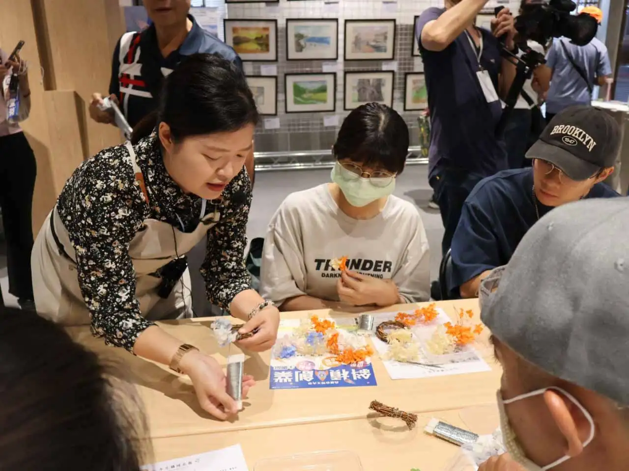 高雄市勞工局於駁二藝術特區舉辦「勞大起步、斜槓有路」主題展，透過成果展示與創業市集，展現終身學習與斜槓創業成果。（圖/高雄市政府勞工局提供）