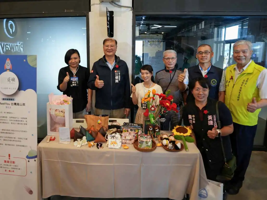 高雄市勞工局於駁二藝術特區舉辦「勞大起步、斜槓有路」主題展，透過成果展示與創業市集，展現終身學習與斜槓創業成果。（圖/高雄市政府勞工局提供）