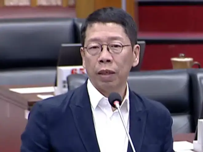 高雄市議員黃紹庭總質詢關切南高雄產業布局與城市均衡發展，呼籲市府加速推動亞灣區及重大開發計畫。（圖/記者吳文欽攝）