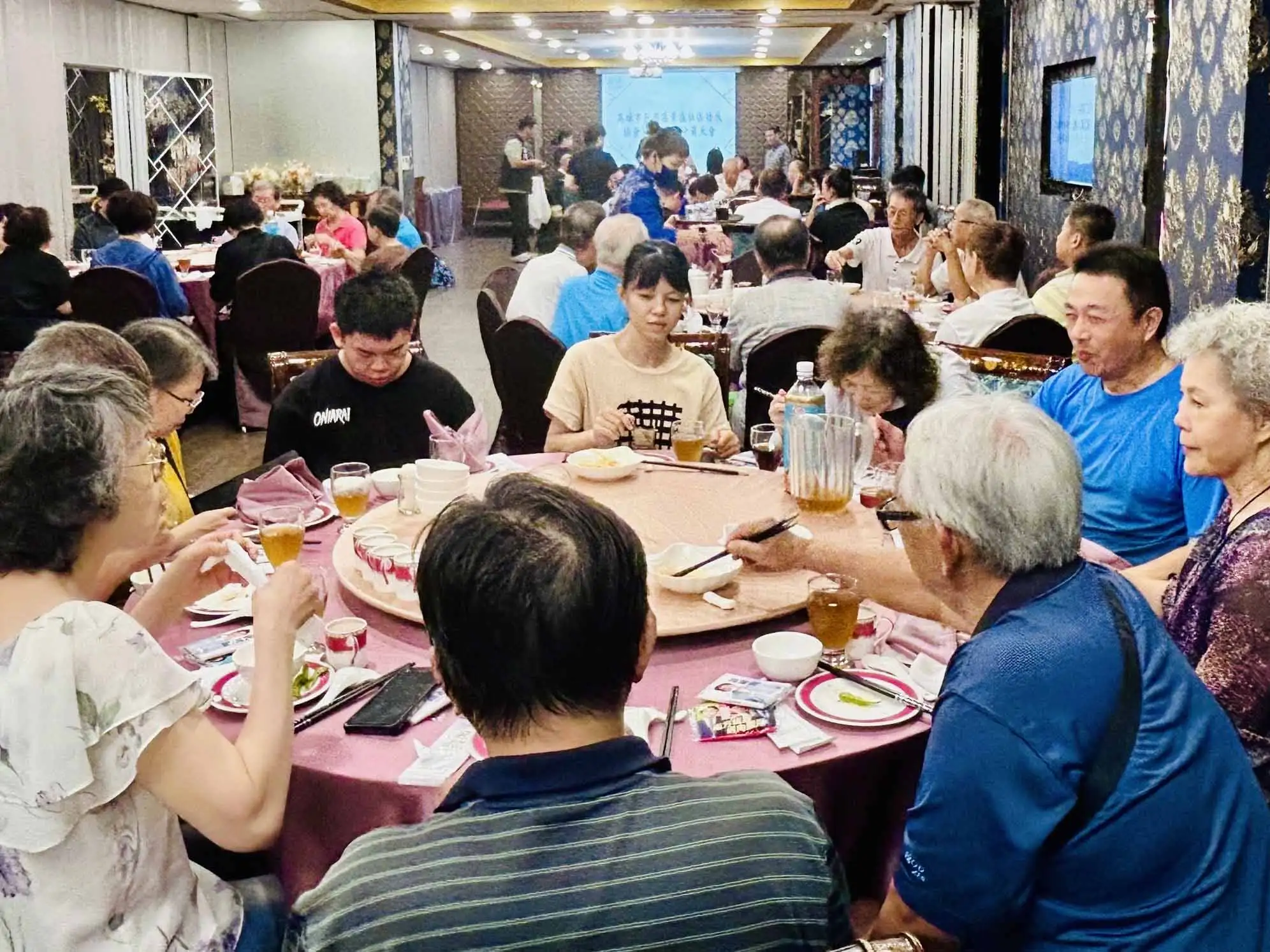 新興區景盛社區發展協會舉辦會員代表大會，地方民代及各界人士到場祝賀交流，展現社區高度凝聚力與地方活力。（圖/記者吳文生攝）