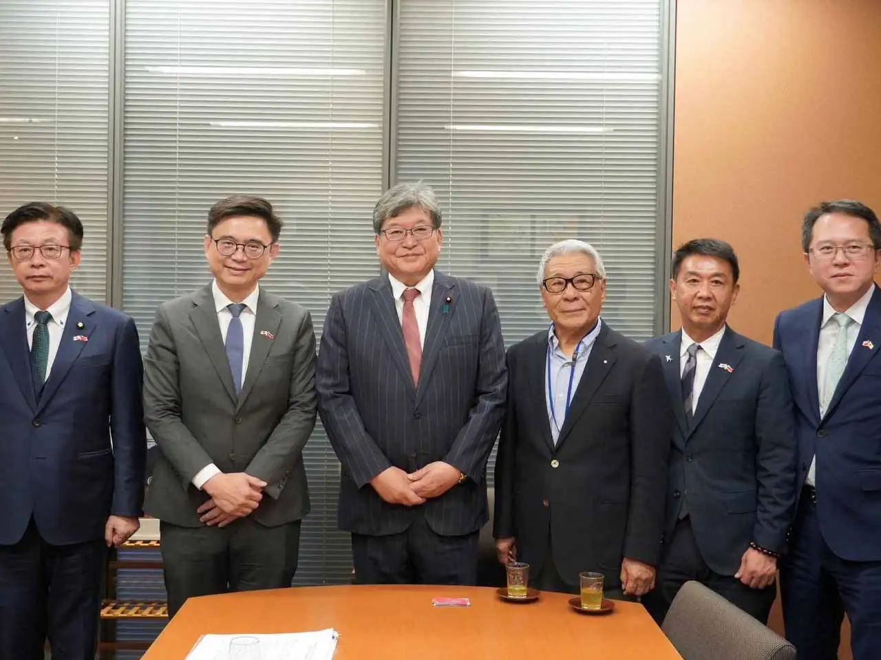 民進黨高雄市長參選人賴瑞隆赴日本東京拜會政界及友台人士，盼深化台日交流合作，推動高雄成為新南向合作的重要節點。（圖/取自賴瑞隆臉書）