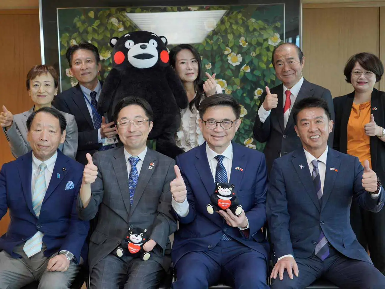 民進黨高雄市長參選人賴瑞隆赴日本熊本縣拜會知事木村敬，雙方互贈「高雄熊」與「熊本熊」，象徵城市情誼與台日合作持續深化。（圖/取自賴瑞隆臉書）