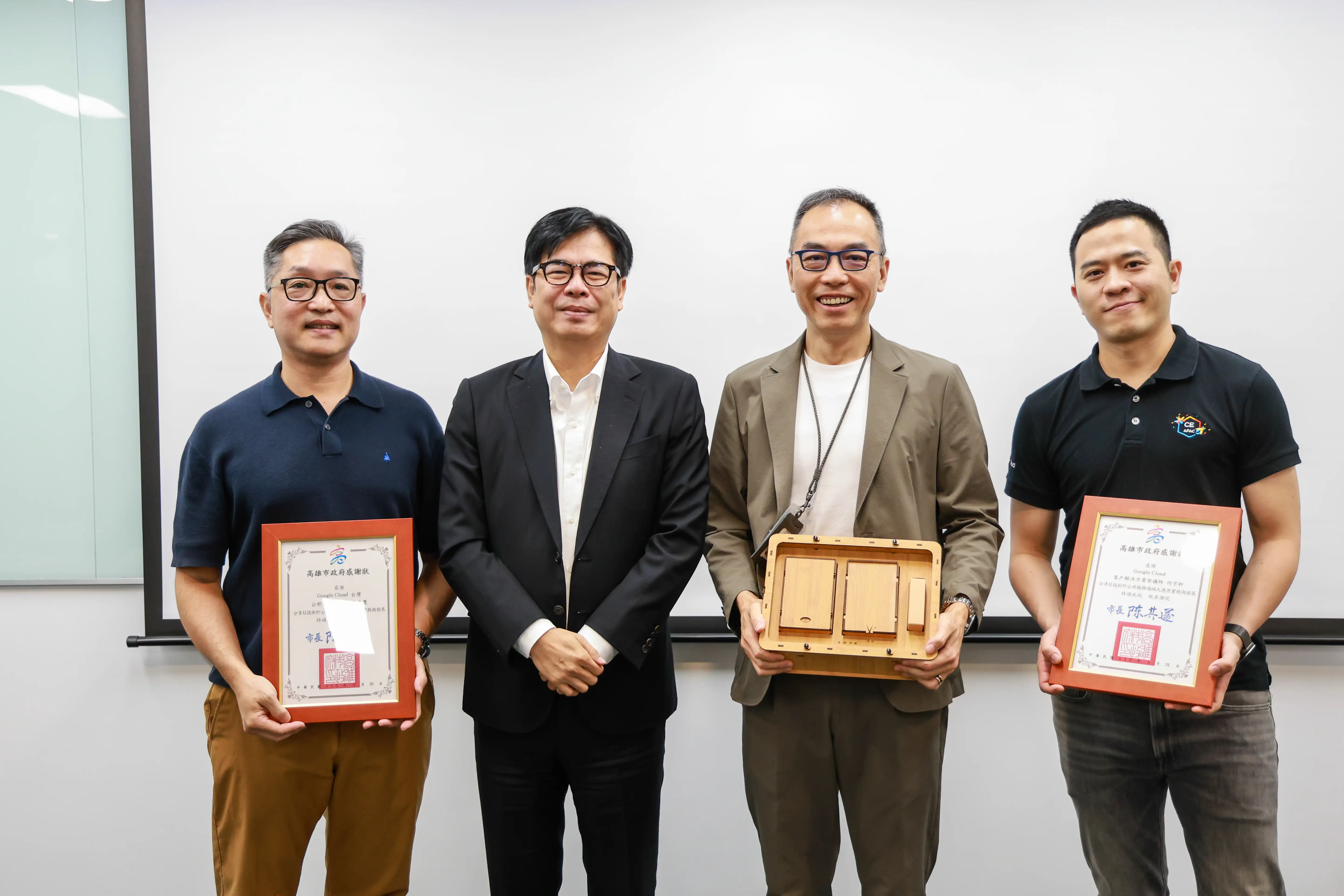 高雄市長陳其邁主持市政會議時宣布，高雄淨零學院榮獲英國綠色世界獎「氣候變遷永續發展類－銀獎」，成為今年台灣唯一獲獎單位。（圖/高雄市府提供）