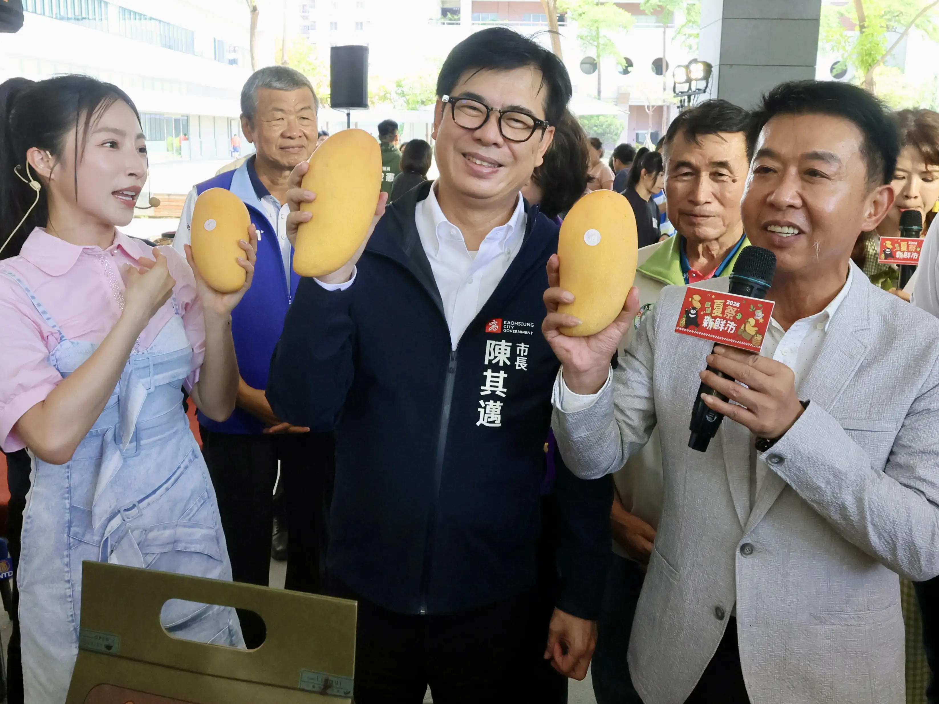 高雄市長陳其邁宣布「高雄夏祭新鮮市」正式開跑，即日起至9月串聯多項夏季農業活動，邀請民眾品嚐最新鮮的高雄水果與農特產品。（圖/高雄市府提供）