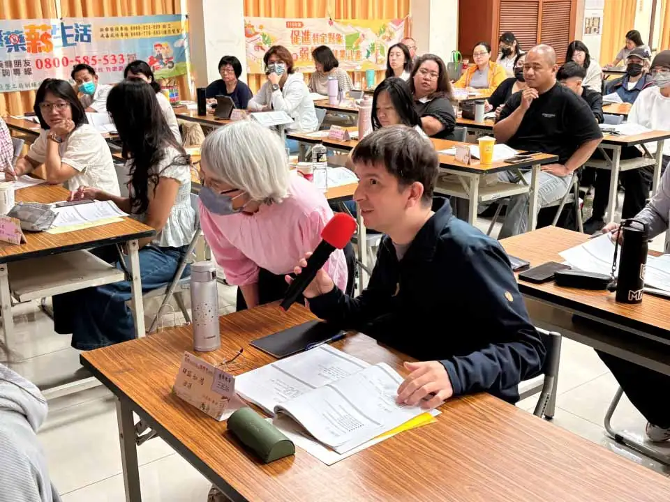 高雄市勞工局辦理「115年度提升新住民就業服務通譯人員專業訓練」，吸引近百名新住民、外籍人士及具第二語言專長民眾參與，共同打造多語友善服務環境。（圖/高雄市勞工局提供）