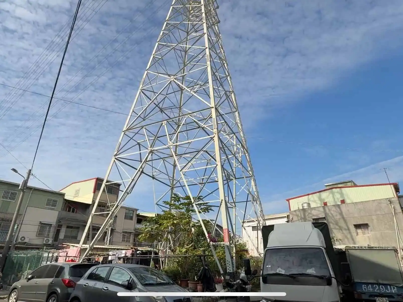 立委林岱樺表示，仁武區高楠里5座高壓電塔及架空線預計於今年底前完成拆除，未來將朝公益用途規劃，改善地方景觀與居住環境。（圖/林岱樺團隊提供）