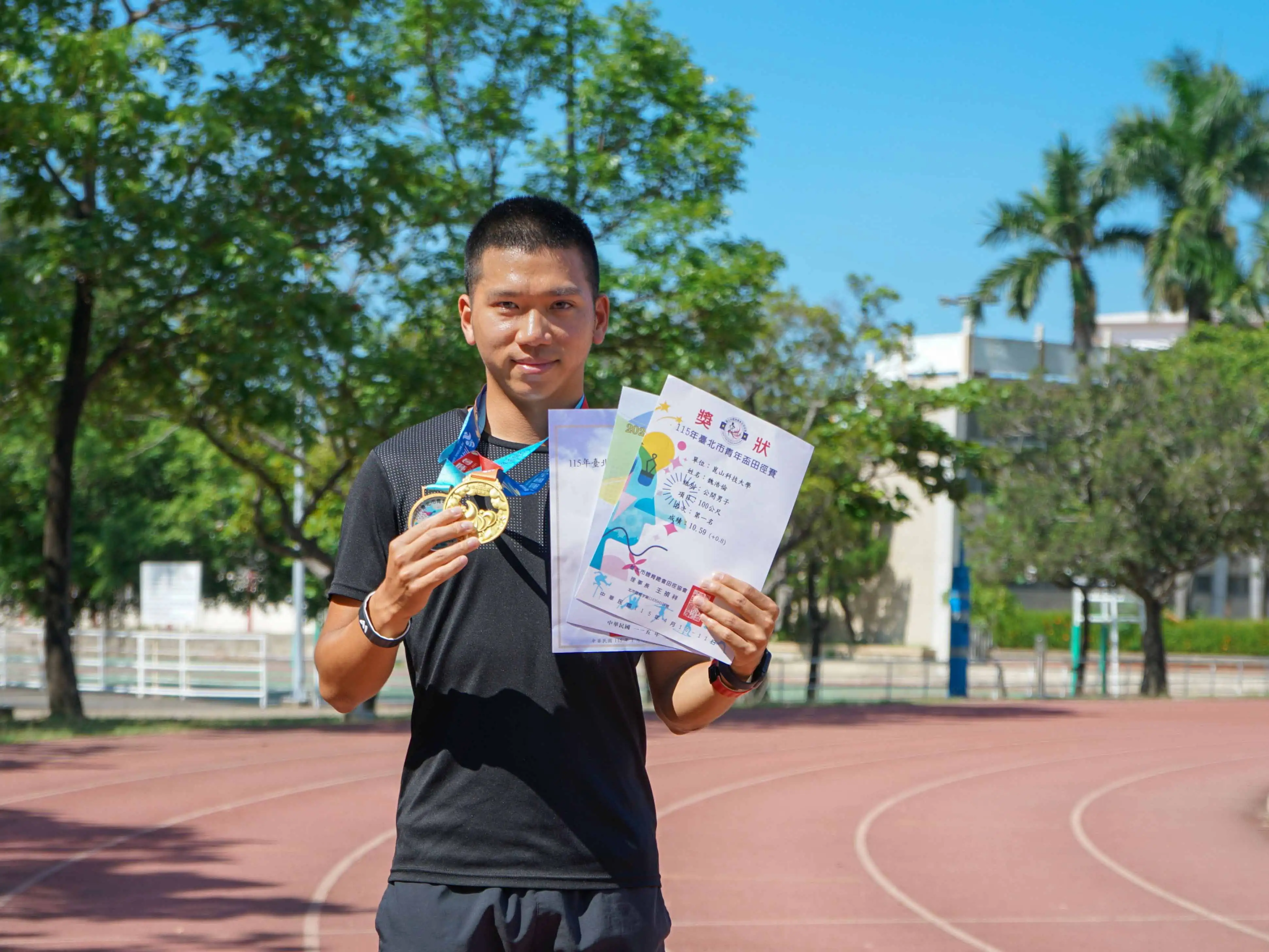 崑山科大休運系學生魏浩倫，從國中刷新全中運紀錄，到歷經傷勢低潮後再創佳績，並投入短跑教學培育新秀。(圖/崑山科技大學提供)