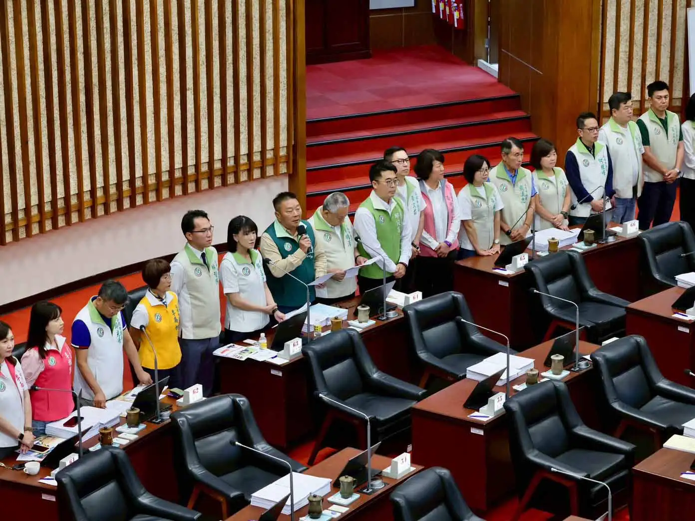 高雄市議會民進黨團批評柯志恩連兩年提案刪減國際學生獎學金及教育相關預算。（圖/高雄市議會民進黨團提供）