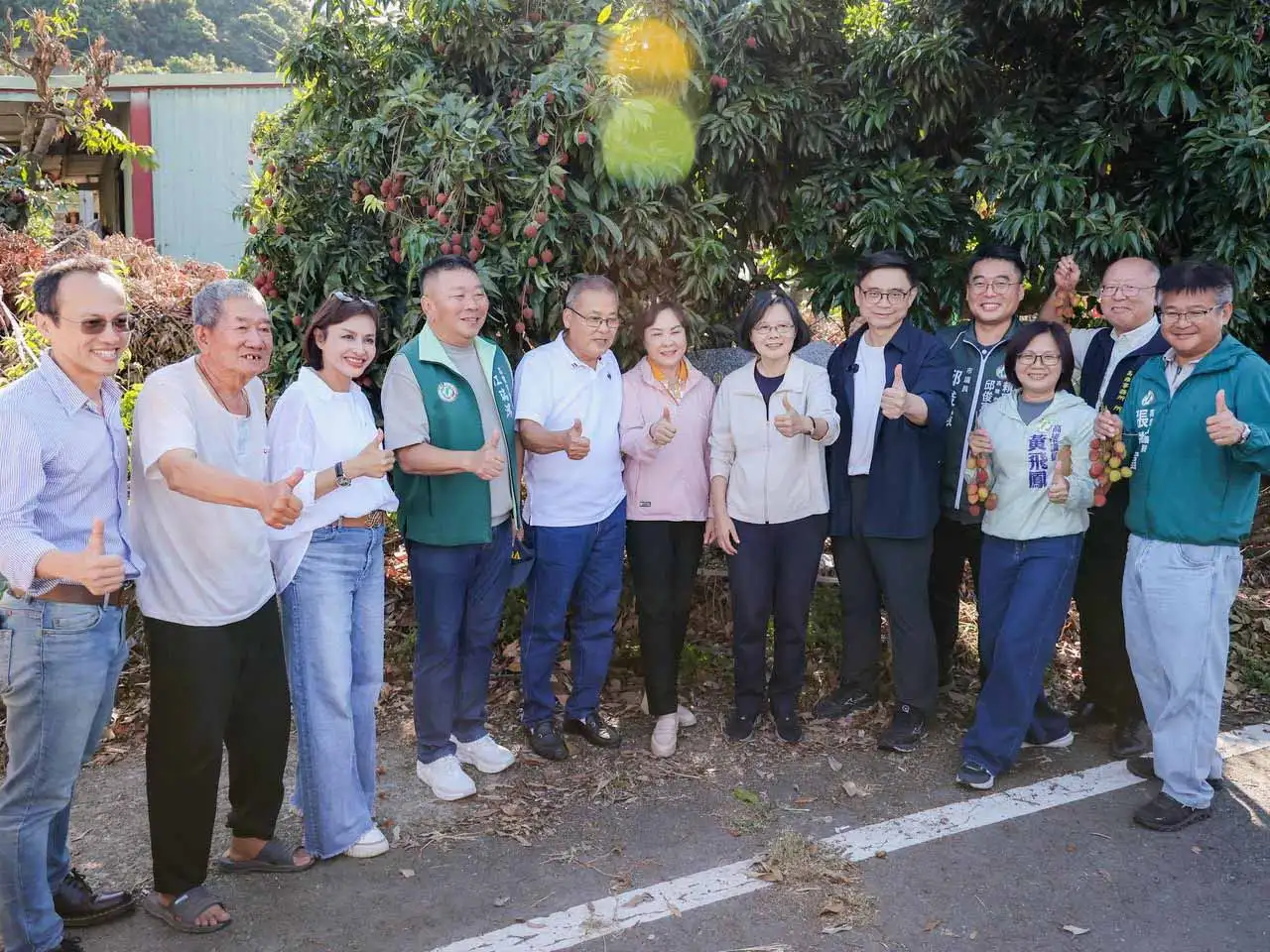 民進黨高雄市長參選人賴瑞隆邀請前總統蔡英文前往大樹體驗採摘玉荷包，並參觀選果與包裝流程，力挺高雄在地農業。（圖/取自賴瑞隆臉書）