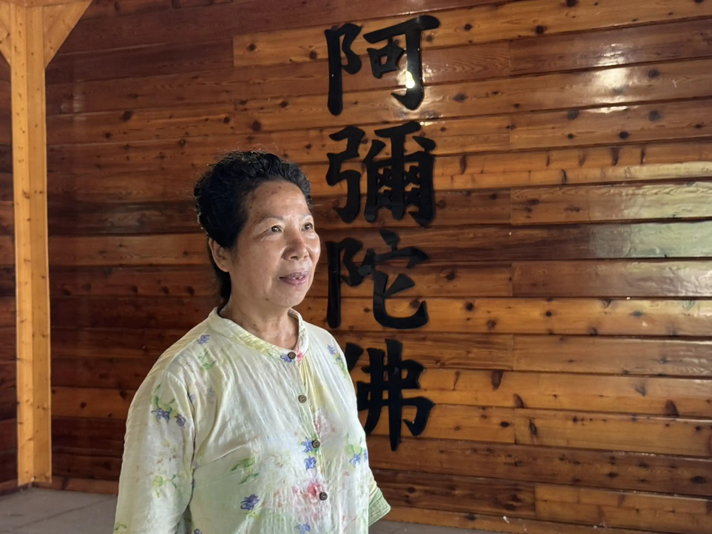 蔡居士於台南安南區「鑫佛門」禪修空間內受訪表示，希望透過回歸自然與靜坐修行，讓更多人在紛擾生活中重新找回內心平靜與人生方向。(記者張振興攝)
