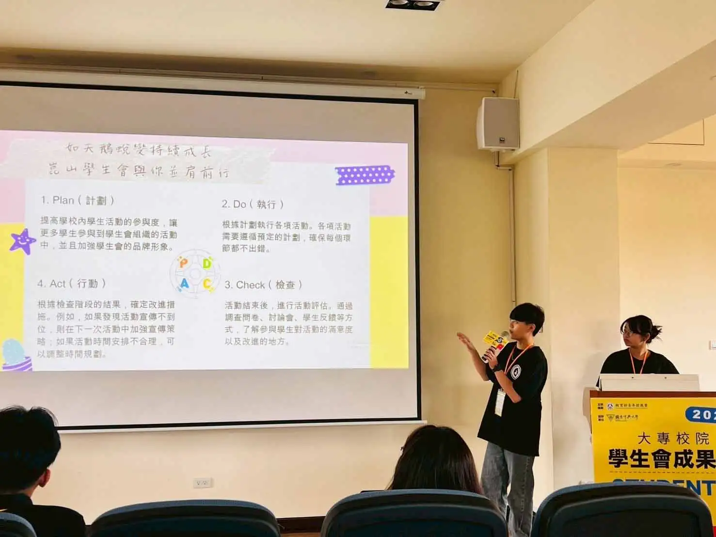 崑山科大休運系學生陳霓蒨考取9張專業證照，並擔任系會長、學生會長及畢聯會長，展現卓越領導與專業實力。(圖/崑山科技大學提供)