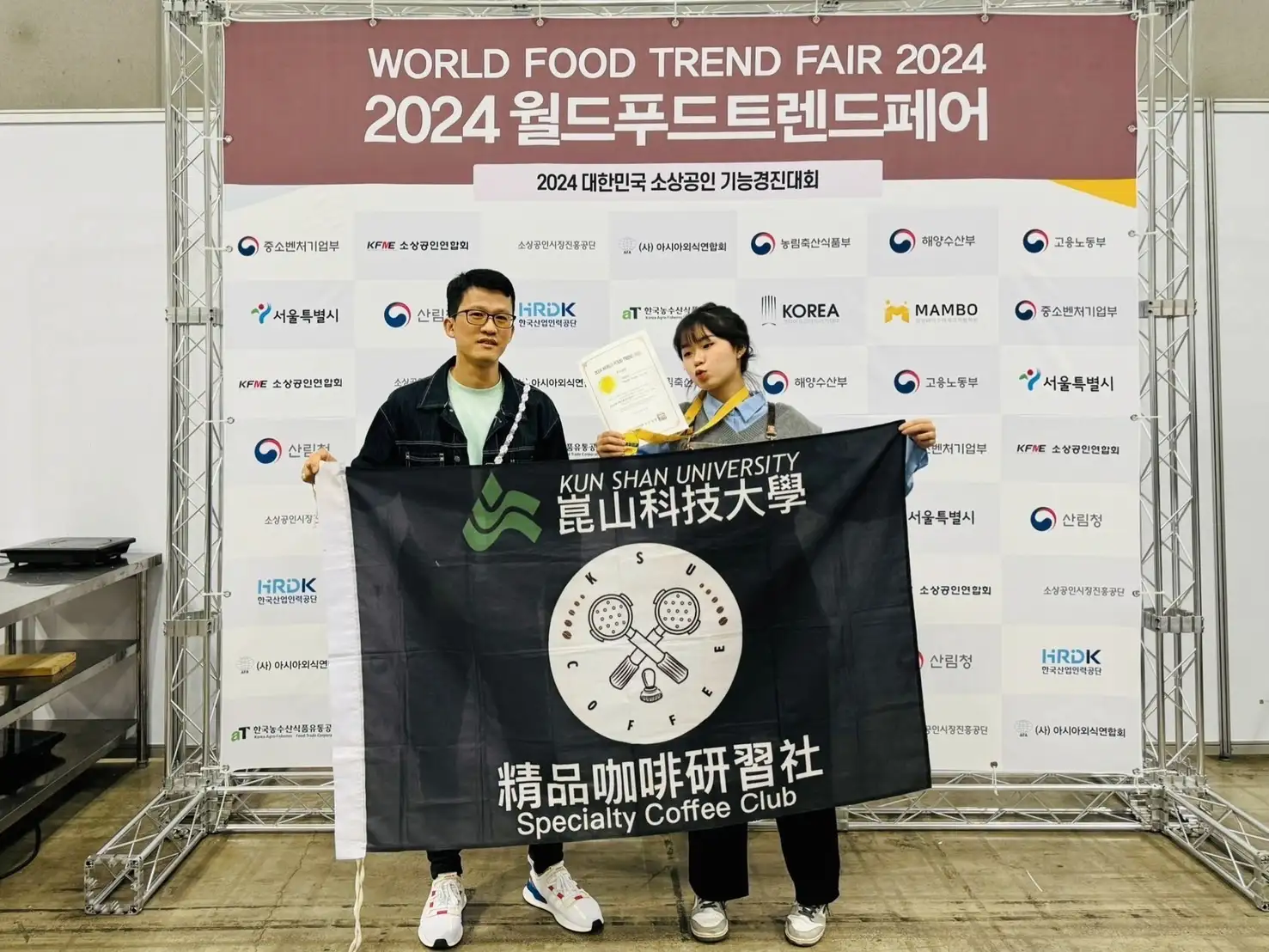 崑山科技大學餐飲管理及廚藝系學生陳宇姿，從咖啡店實習起步，勇奪韓國世界廚藝大賽咖啡拉花藝術金牌，並考取多項餐飲與咖啡專業證照，以餐飲結合藝術打造亮眼職涯競爭力。(圖/崑山科技大學提供)