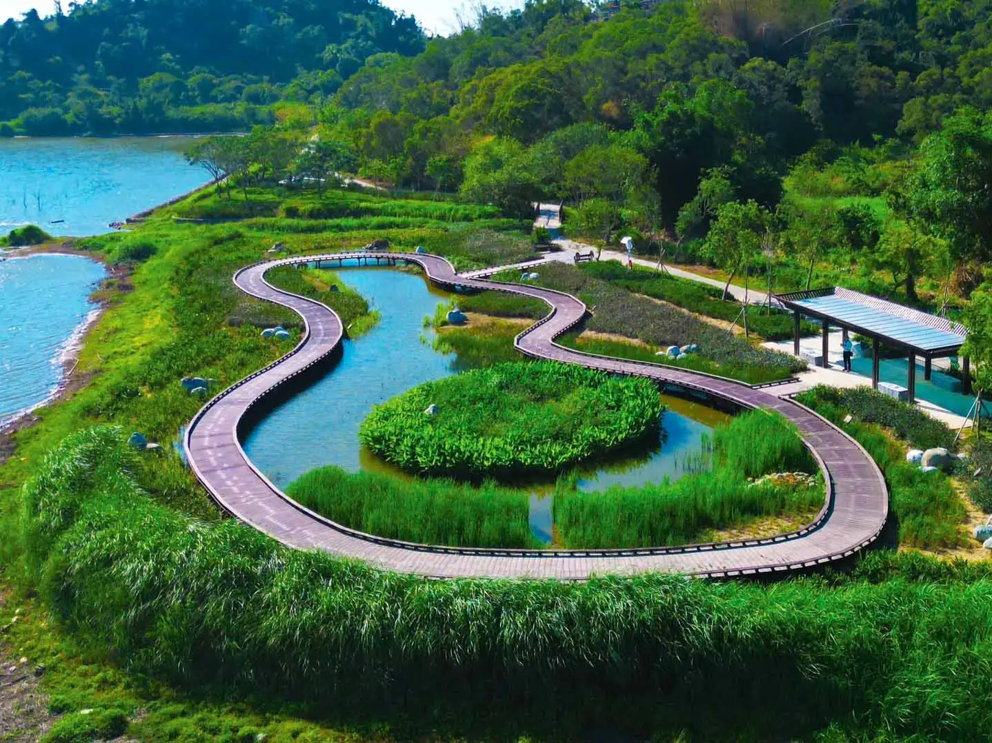民眾可騎乘單車悠遊觀音湖環湖步道，欣賞湖光山色自然美景。(圖/高雄市觀光局提供)