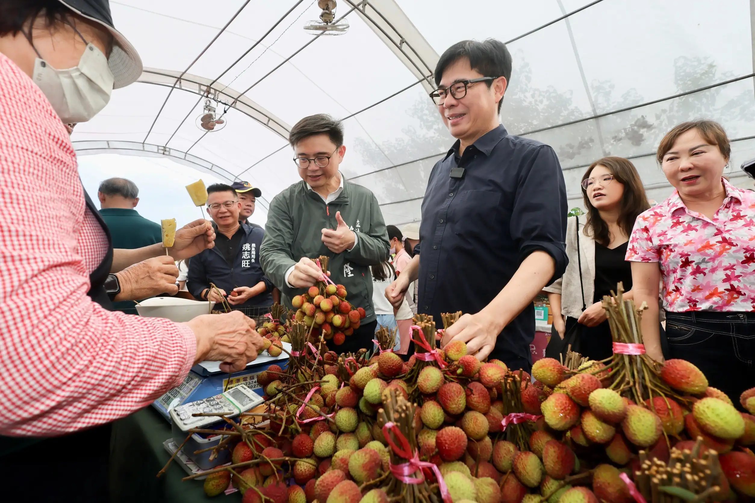 高雄市長陳其邁（右三）現身大樹鳳荔季，親自走訪小農攤位，大力讚賞並行銷當季香甜的玉荷包荔枝。