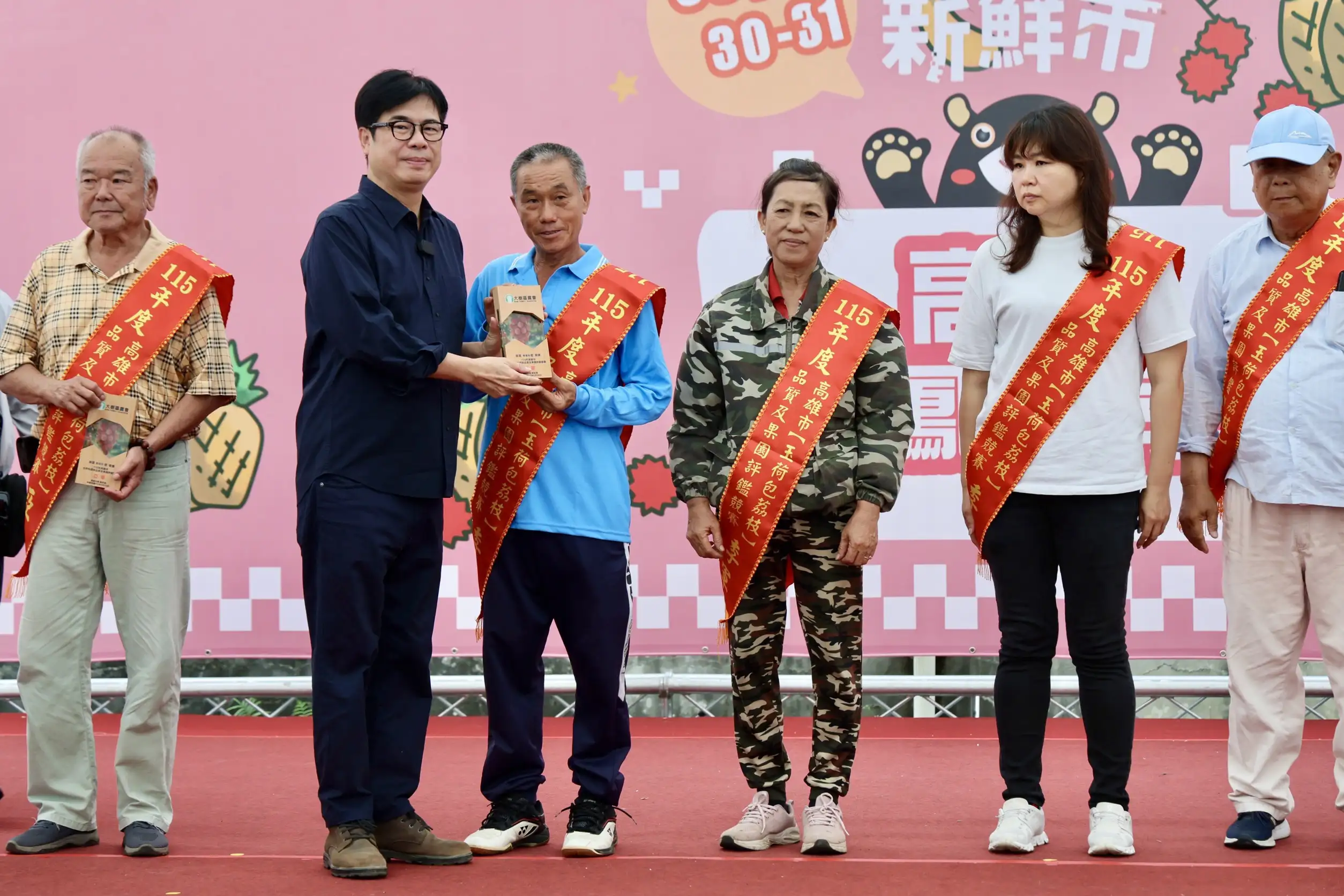 高雄鳳荔季30日在大樹姑山倉庫熱鬧登場，市長陳其邁出席活動，並親自頒發鳳荔品質評鑑獎項。（高雄市政府提供）