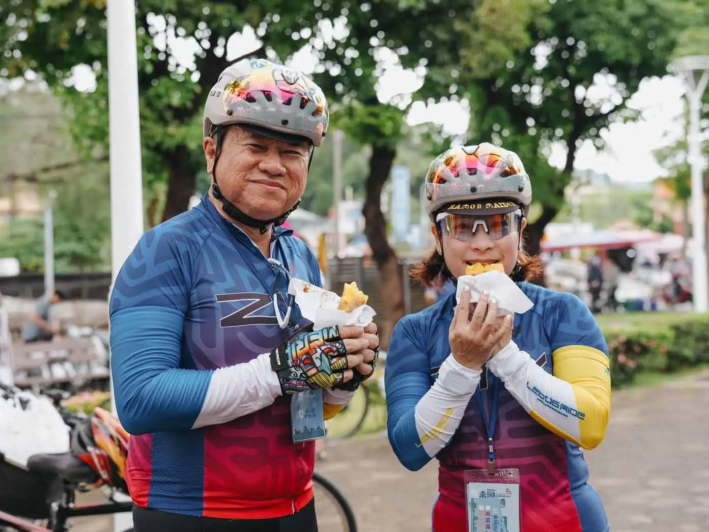 活動結合觀音山特色美食文化，民眾完騎後享用碳烤地瓜及土雞料理，體驗高雄慢旅行魅力。（圖/高雄市政府觀光局提供）