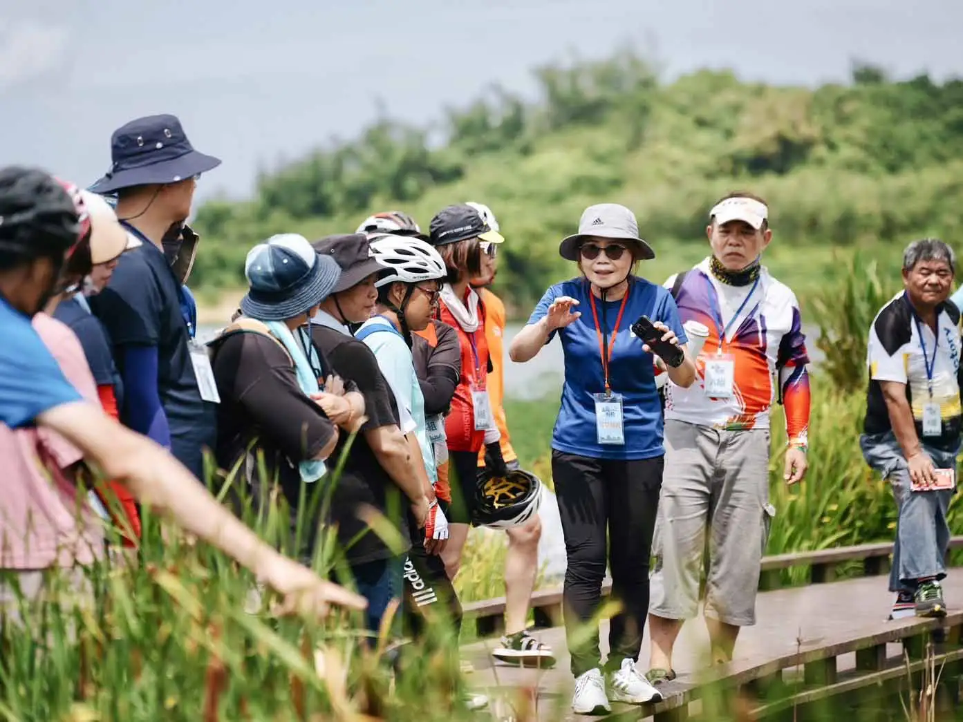 馬卡道導覽解說協會老師進行觀音湖生態導覽，介紹當地自然環境特色。（圖/高雄市政府觀光局提供）