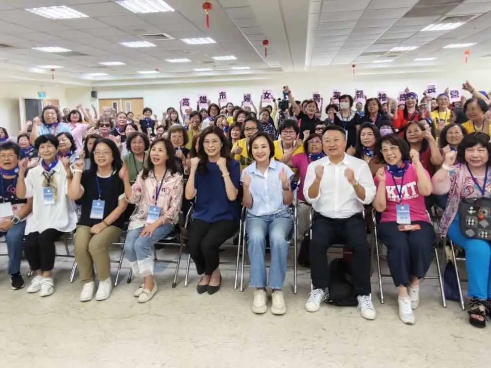 國民黨主席鄭麗文南下高雄出席婦女菁英領袖成長營活動，與數百位高雄地區婦女幹部交流座談，並於訪美前闡述兩岸和平與國際交流主張。（圖/國民黨提供）