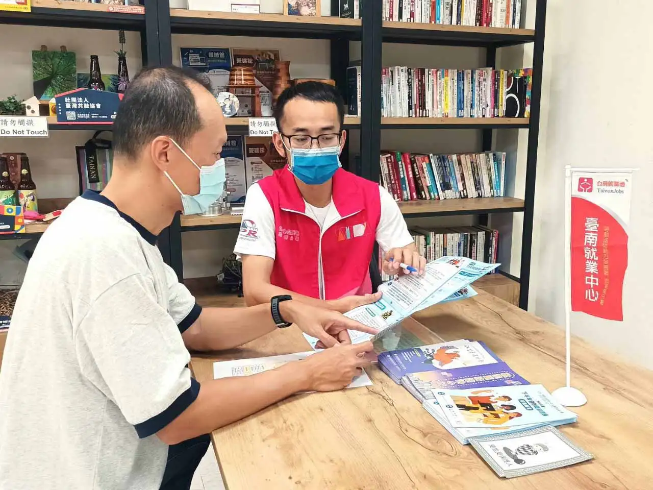 勞動部施用毒品者就業服務計畫協助更生人阿誠穩定就業，不僅一年減債25萬元，更修復家庭關係與前妻再婚，展現就業支持系統協助重返社會的成果。(圖/台南就業中心提供)