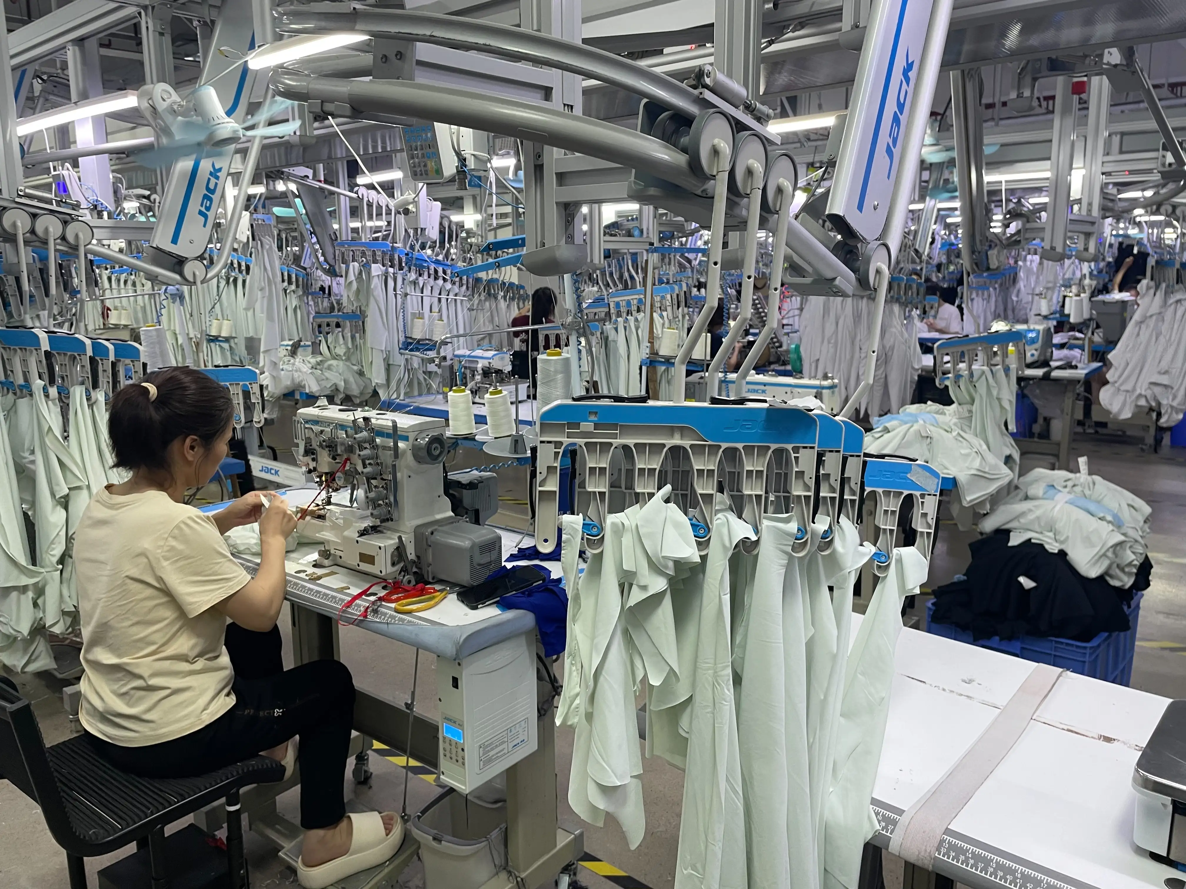 工廠車間全面導入智慧吊掛系統，各工序透過數位化管理串聯生產流程，提升產線效率與空間利用。（記者林怡孜攝）