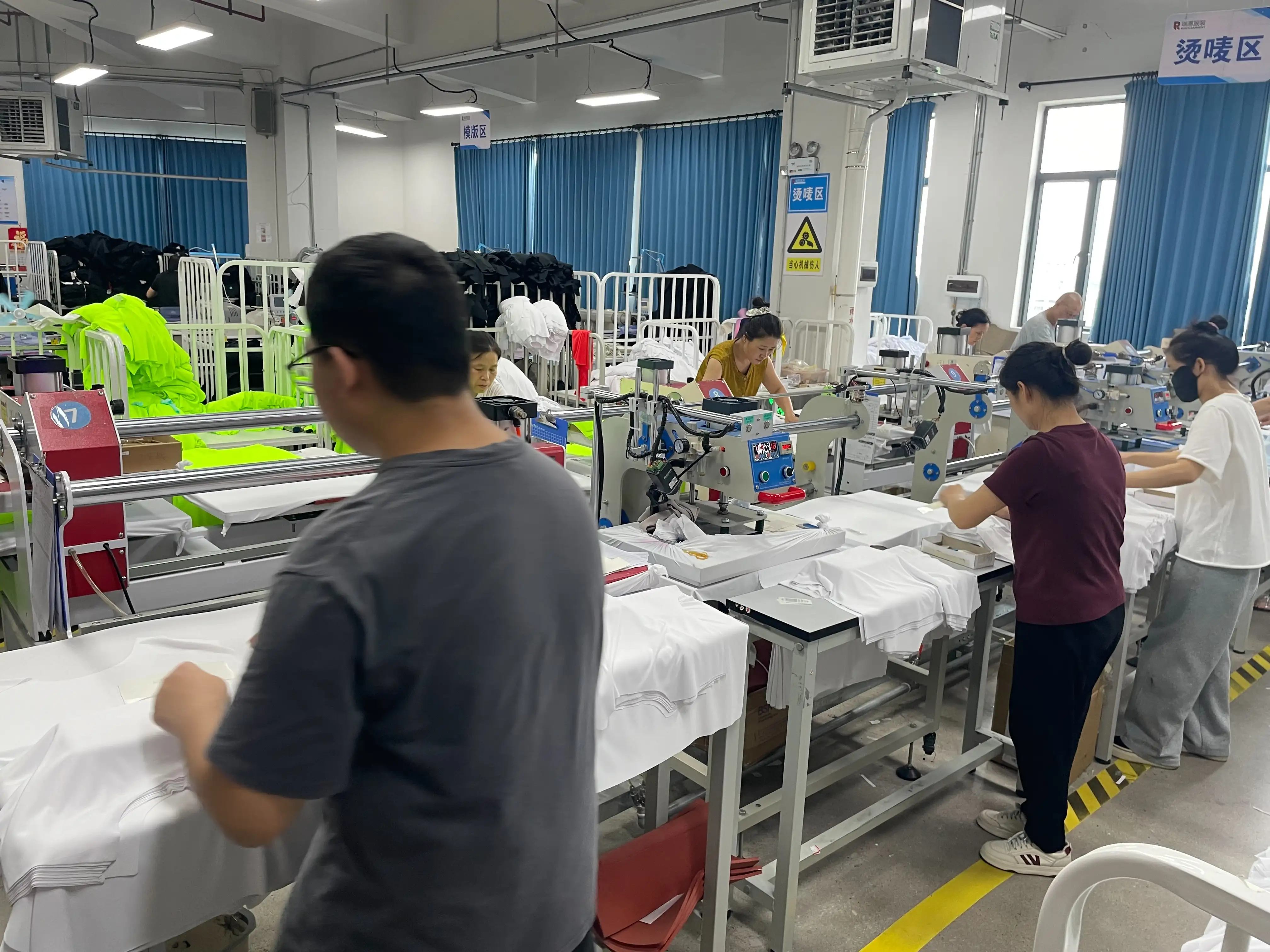 瑞蒽成衣工廠導入半自動燙標設備，提升服裝加工效率，也降低人工操作負擔。（記者林怡孜攝）