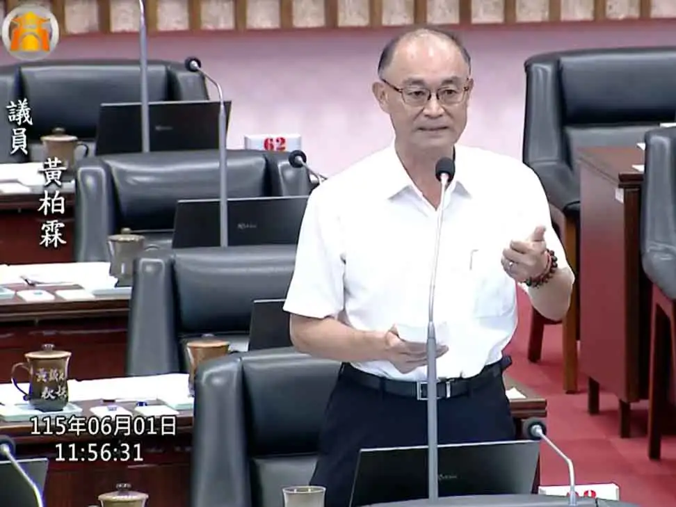 高雄市議會1日三讀通過《高雄市弱勢族群微型保險自治條例》第四條修正案，將納保年齡上限提高至未滿70歲，預計新增近7,000名弱勢長者受惠。（圖/高雄市議會提供）