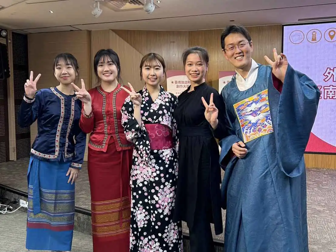 崑山科技大學資訊管理系印尼僑生黃美香，四年來每學期皆獲班級第一名，並三度榮獲僑委會獎學金，透過專業證照與企業實習累積職場實力，成功獲企業留任肯定。(圖/崑山科技大學提供)