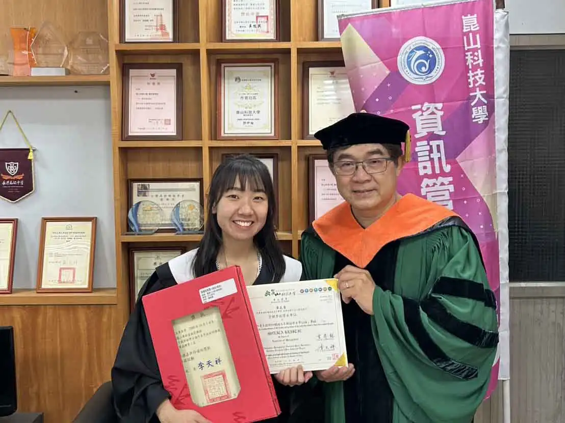 崑山科技大學資訊管理系印尼僑生黃美香，四年來每學期皆獲班級第一名，並三度榮獲僑委會獎學金，透過專業證照與企業實習累積職場實力，成功獲企業留任肯定。(圖/崑山科技大學提供)