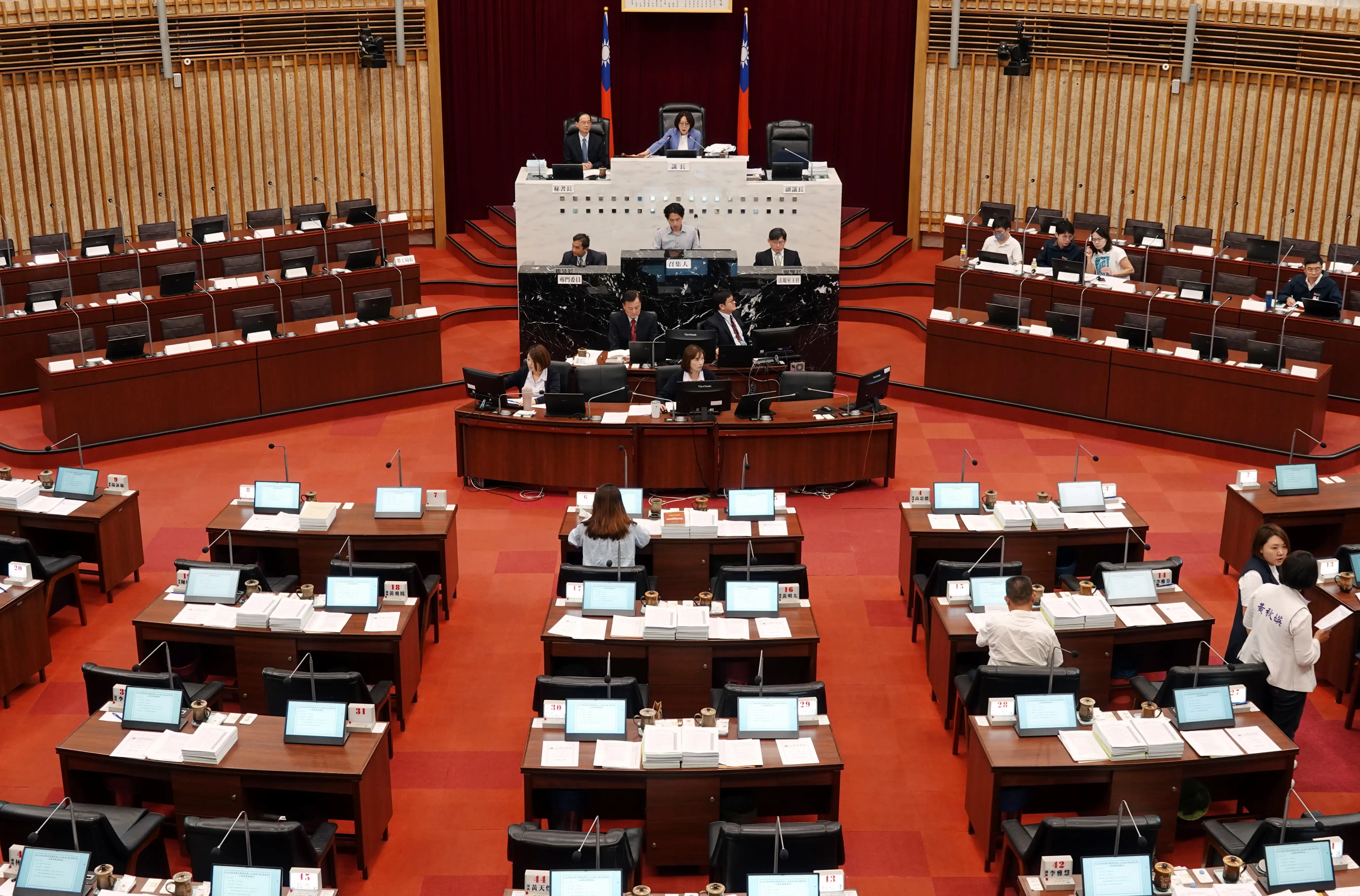 高雄市議會2日三讀通過高雄市政府114年度總預算第一次追加（減）預算案，歲入及歲出預算總額均追加14億2,326萬8千元。（高雄市議會提供）