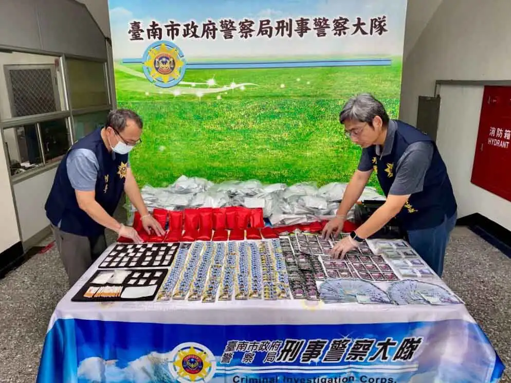 因應近期全國接連發生毒駕重大事故，臺南市警察局展開全市取締毒駕大執法專案，3天內查獲32件毒駕案件，並同步查獲毒品分裝場9處、追查供毒藥頭106人，展現全面打擊毒駕與毒品犯罪決心。(圖/臺南市警察局提供)