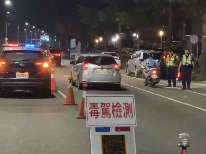 因應近期全國接連發生毒駕重大事故，臺南市警察局展開全市取締毒駕大執法專案，3天內查獲32件毒駕案件，並同步查獲毒品分裝場9處、追查供毒藥頭106人，展現全面打擊毒駕與毒品犯罪決心。(圖/臺南市警察局提供)