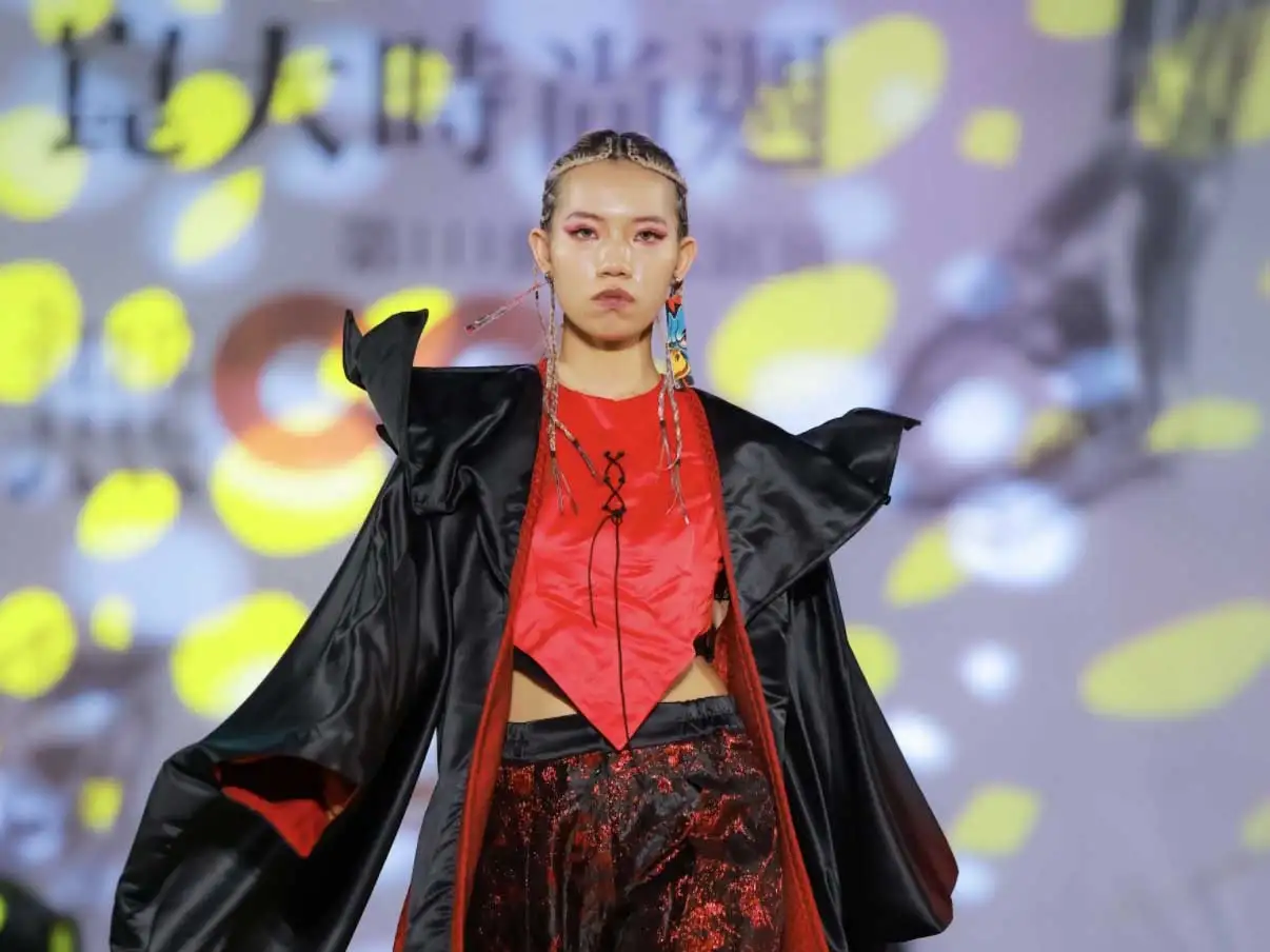 崑山科技大學時尚系學生歐心渝以畢業作品《夜宴》入圍2026 A+文化資產創意獎，作品融合台灣歷史文化與百鬼夜行意象，展現時尚創作與文化敘事結合的跨域實力。(圖/崑山科技大學提供)
